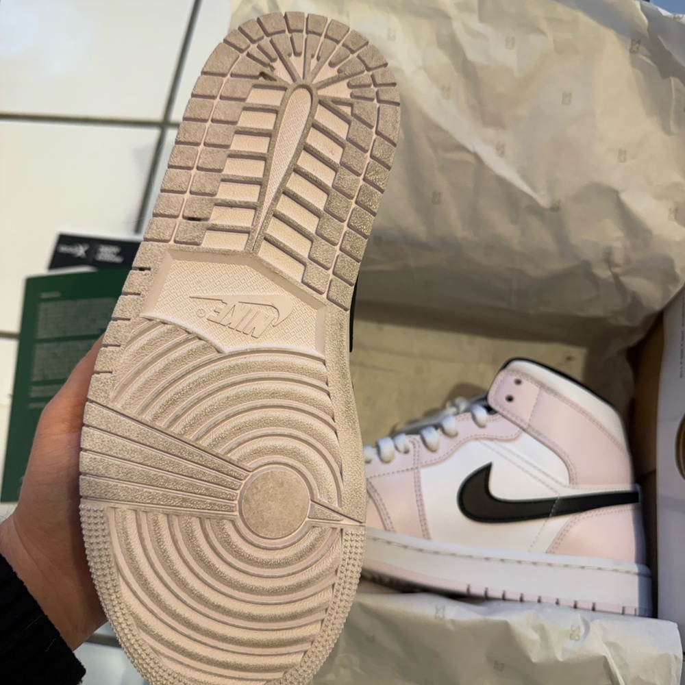 Jordan Women’s Air Jordan 1 Mid Light Violet/Black-White - Picture 5 of 8